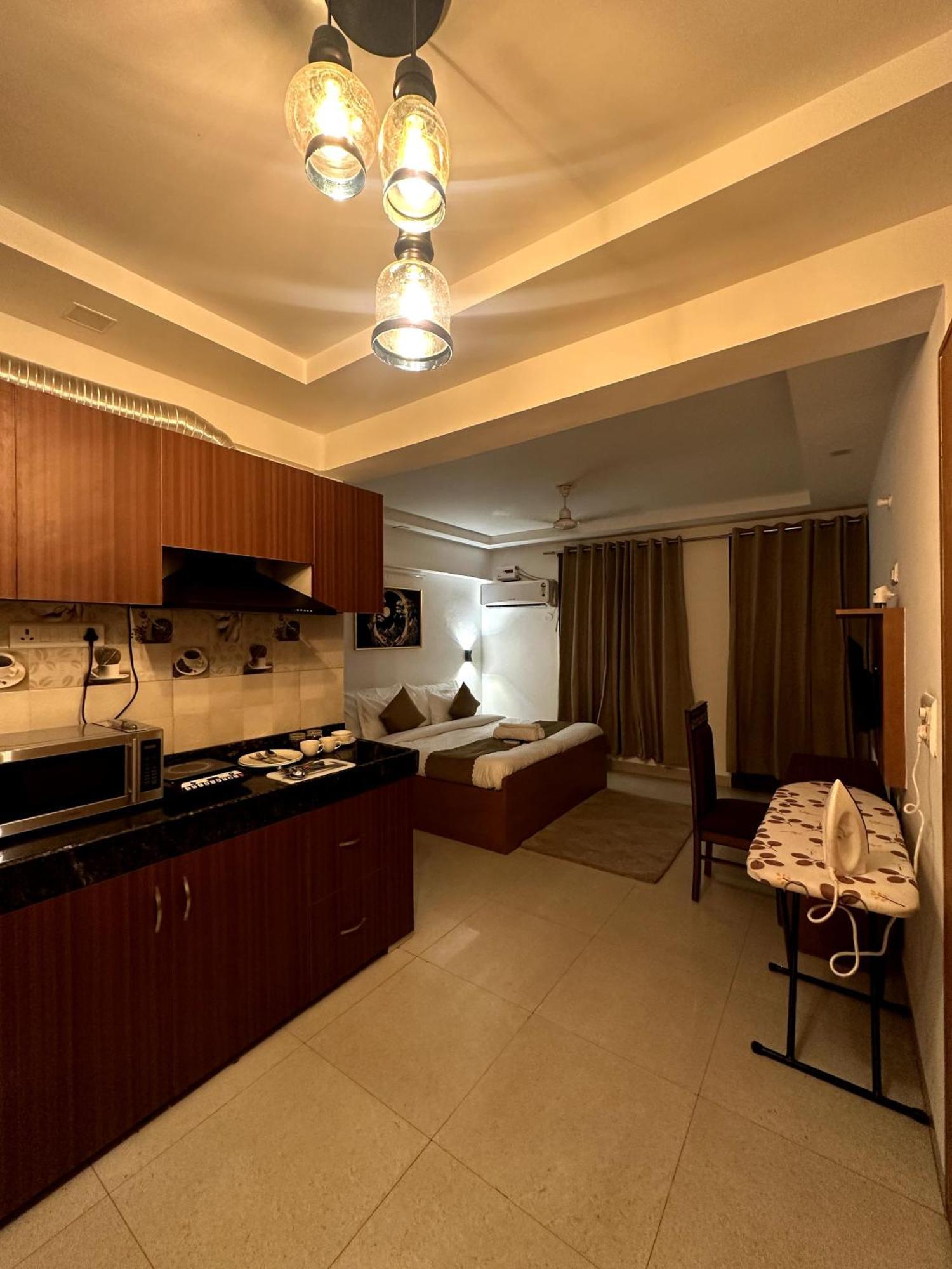 Aura Luxury Studio I Couple Friendly I Near Golf Course Road, Sector 57, Gurgaon Eksteriør billede