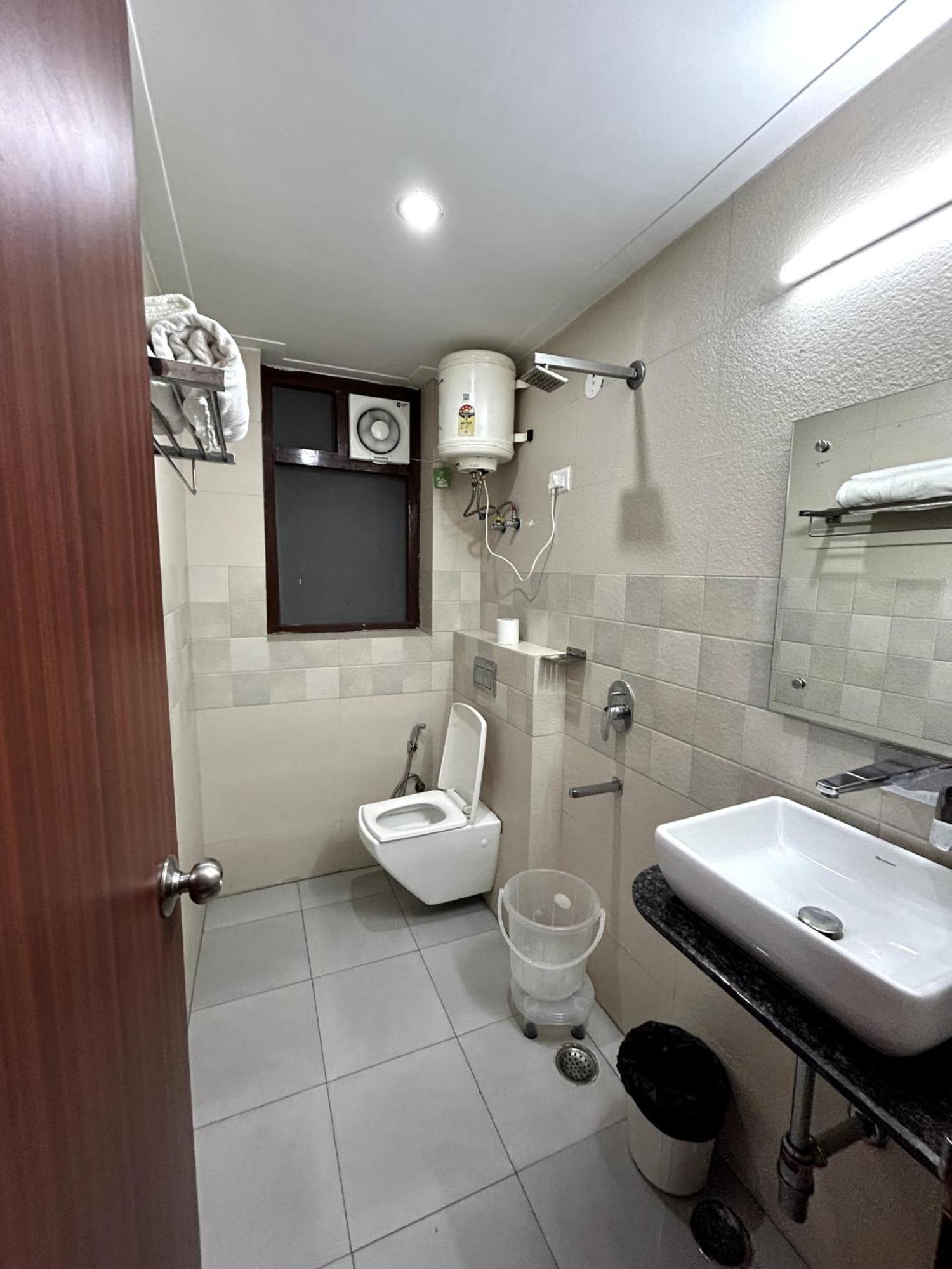 Aura Luxury Studio I Couple Friendly I Near Golf Course Road, Sector 57, Gurgaon Eksteriør billede