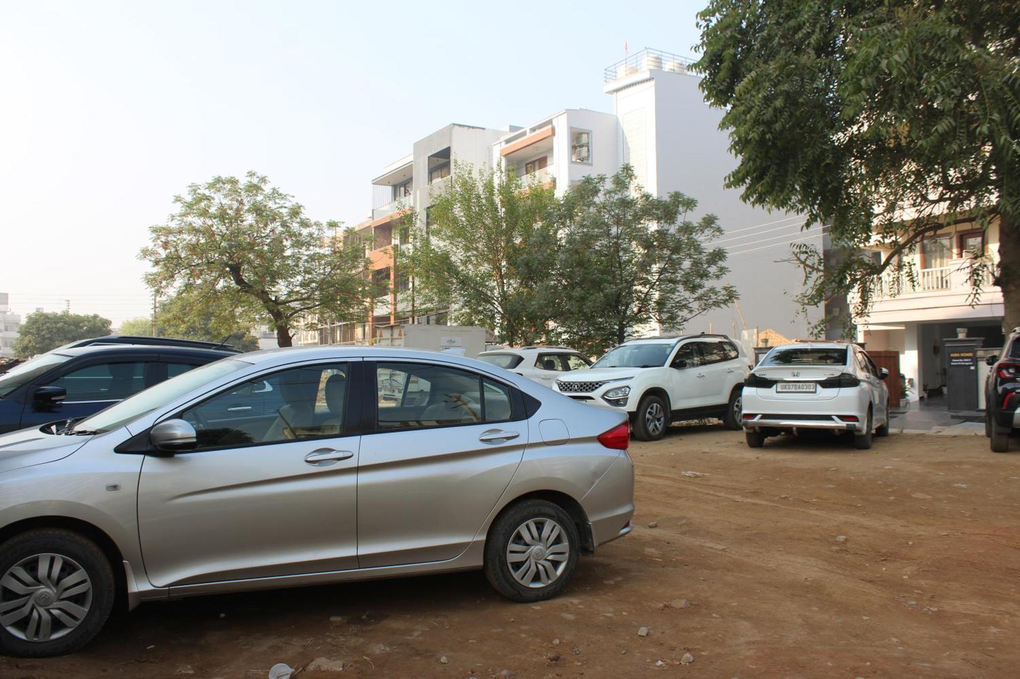 Aura Luxury Studio I Couple Friendly I Near Golf Course Road, Sector 57, Gurgaon Eksteriør billede