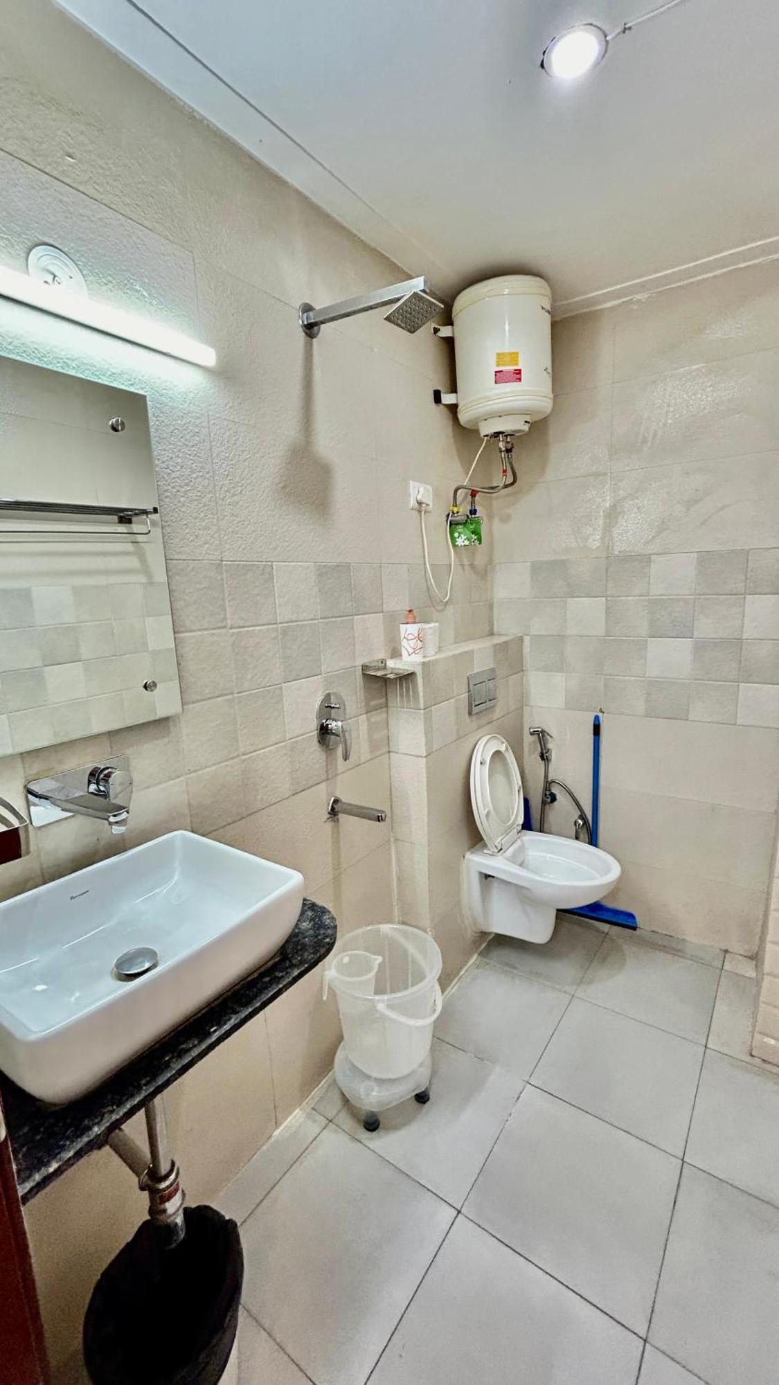 Aura Luxury Studio I Couple Friendly I Near Golf Course Road, Sector 57, Gurgaon Eksteriør billede