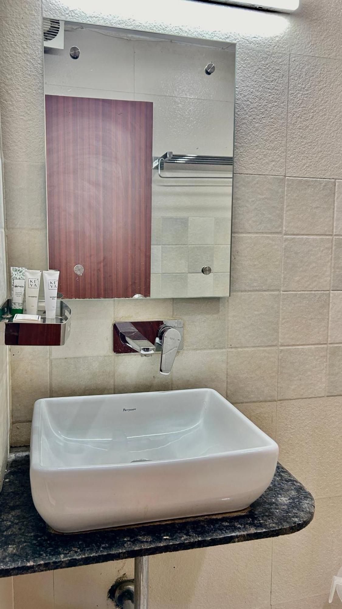 Aura Luxury Studio I Couple Friendly I Near Golf Course Road, Sector 57, Gurgaon Eksteriør billede