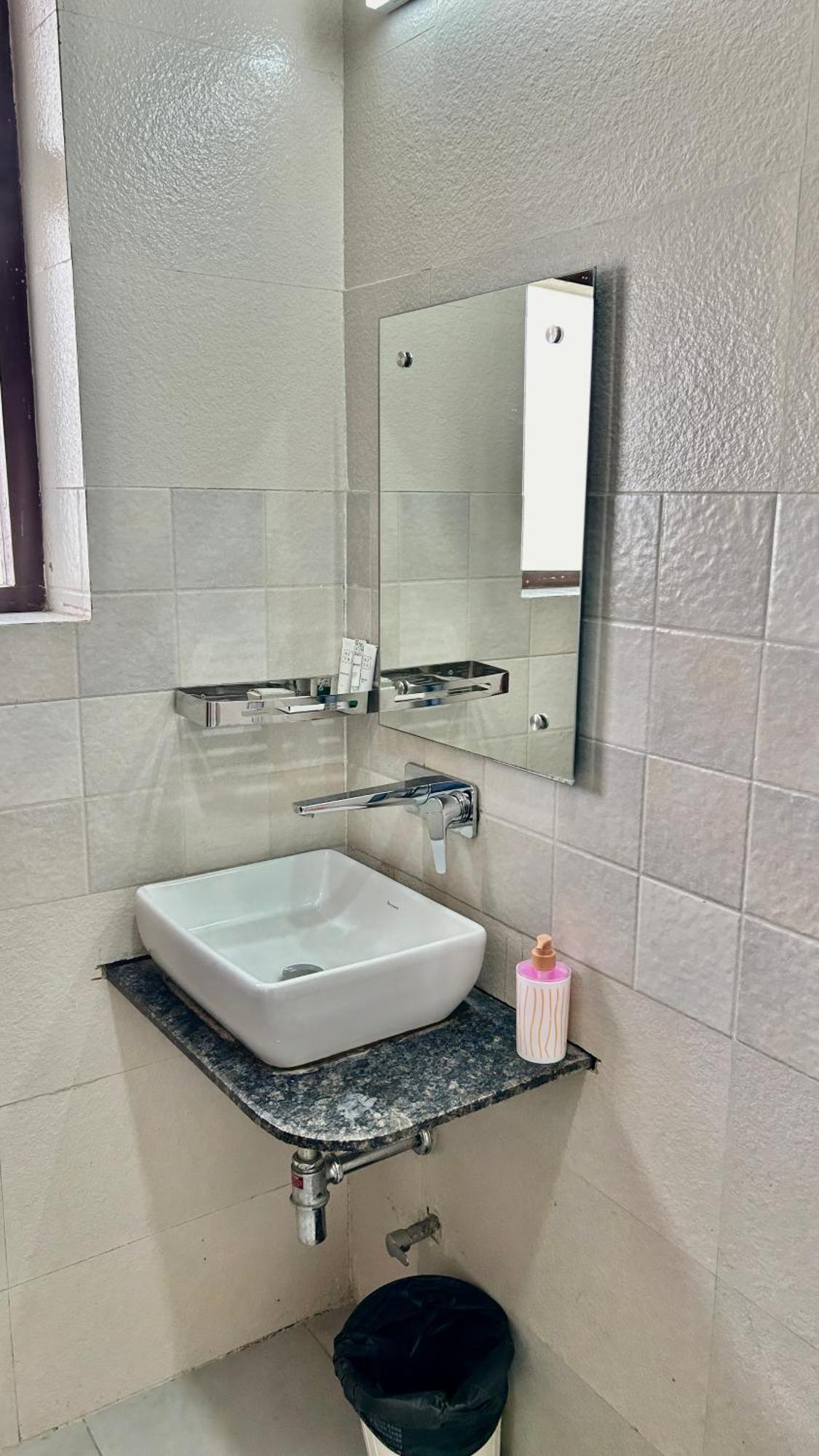 Aura Luxury Studio I Couple Friendly I Near Golf Course Road, Sector 57, Gurgaon Eksteriør billede